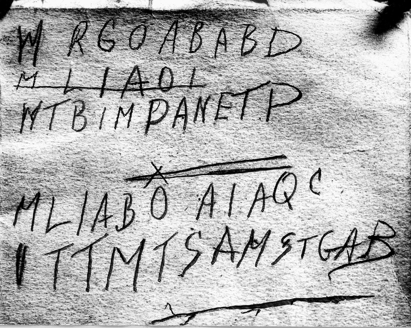 Imagen: La escritura a mano muestra marcas de lápiz en la parte trasera del libro. Wikimedia Commons